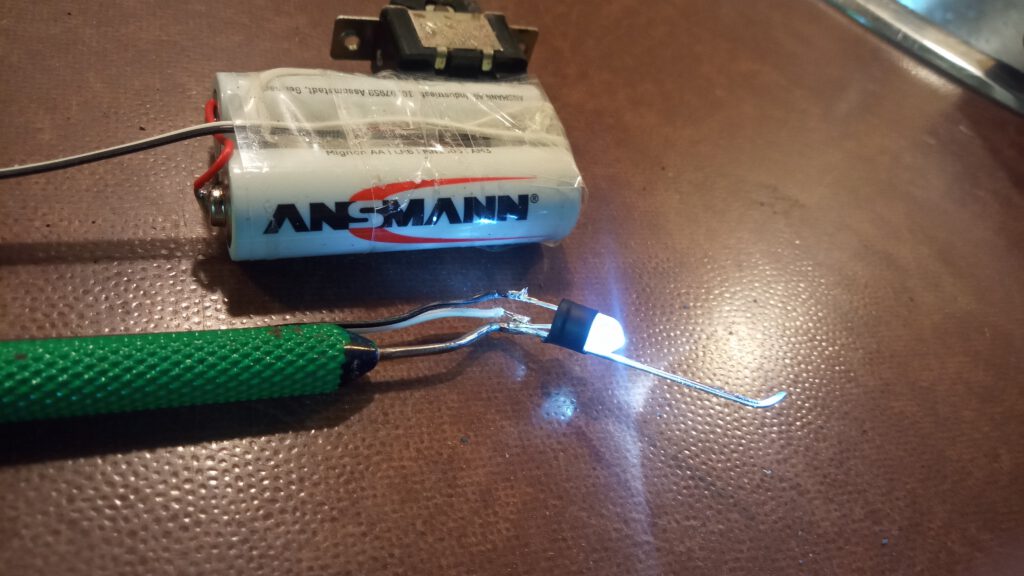 --- Eigenbau: Die Leuchtdiode scheint direkt auf das Löffelchen